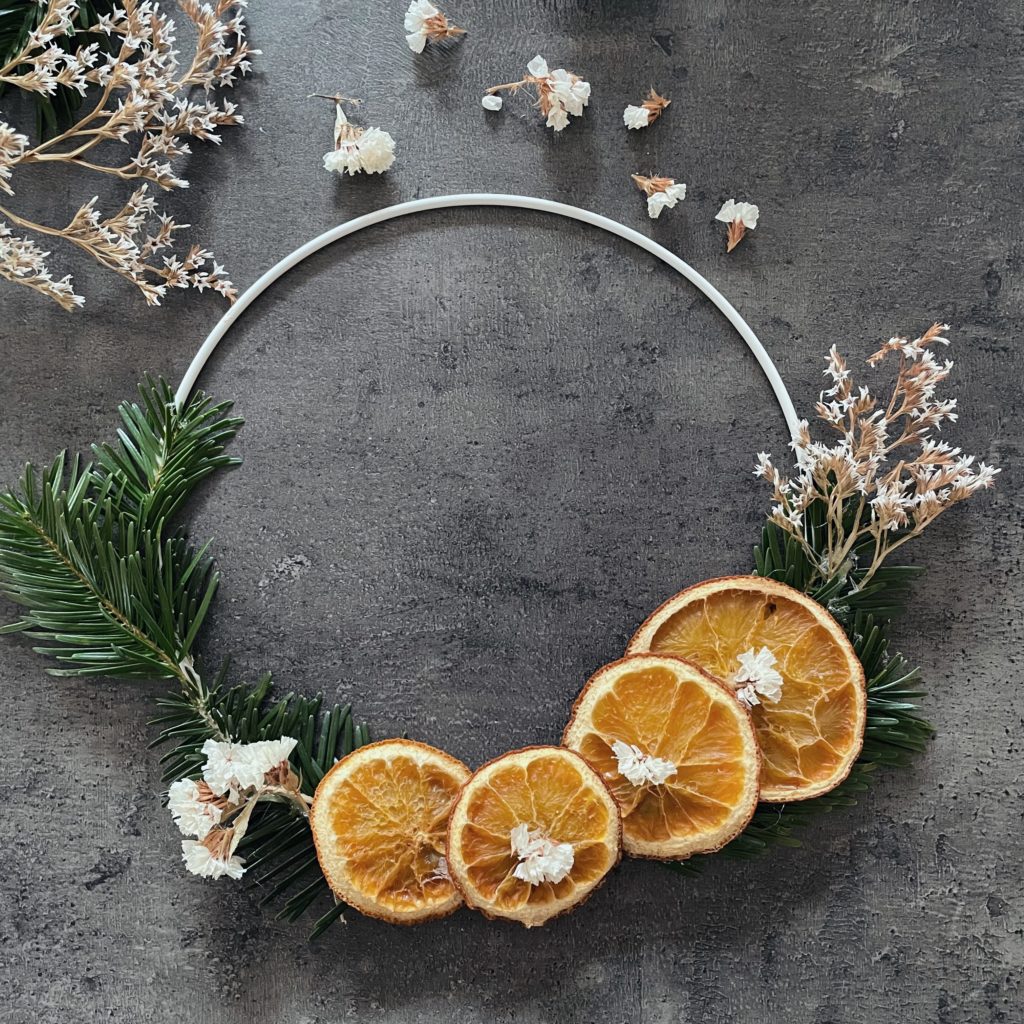 couronne de noël avec des oranges séchées