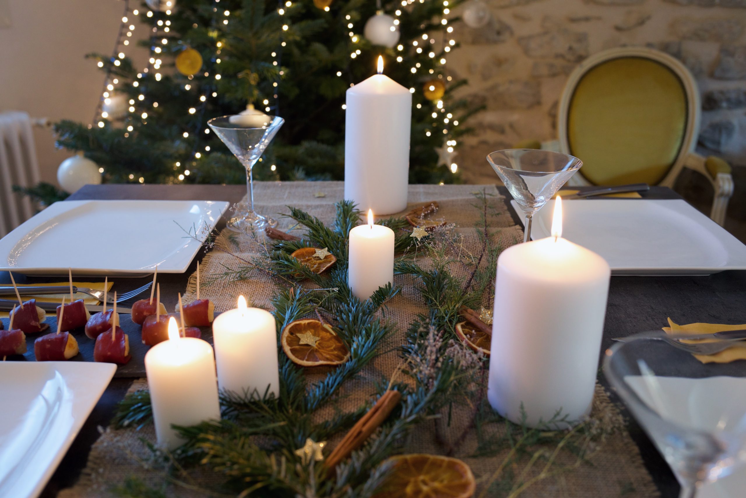 table de Noël, sapin, bougie, orange séchée