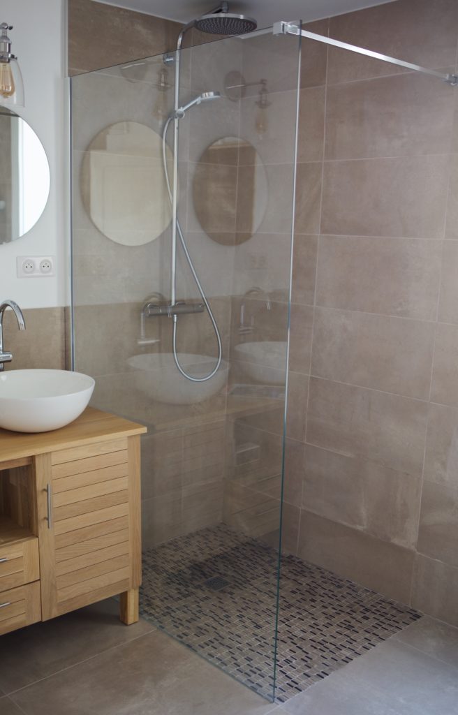 espace douche à l'italienne dans une salle de bain rénovée