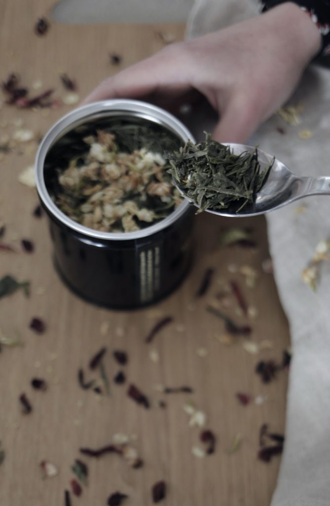 Mélange de thé vert Sencha et fleurs de jasmin pour un thé au jasmin maison