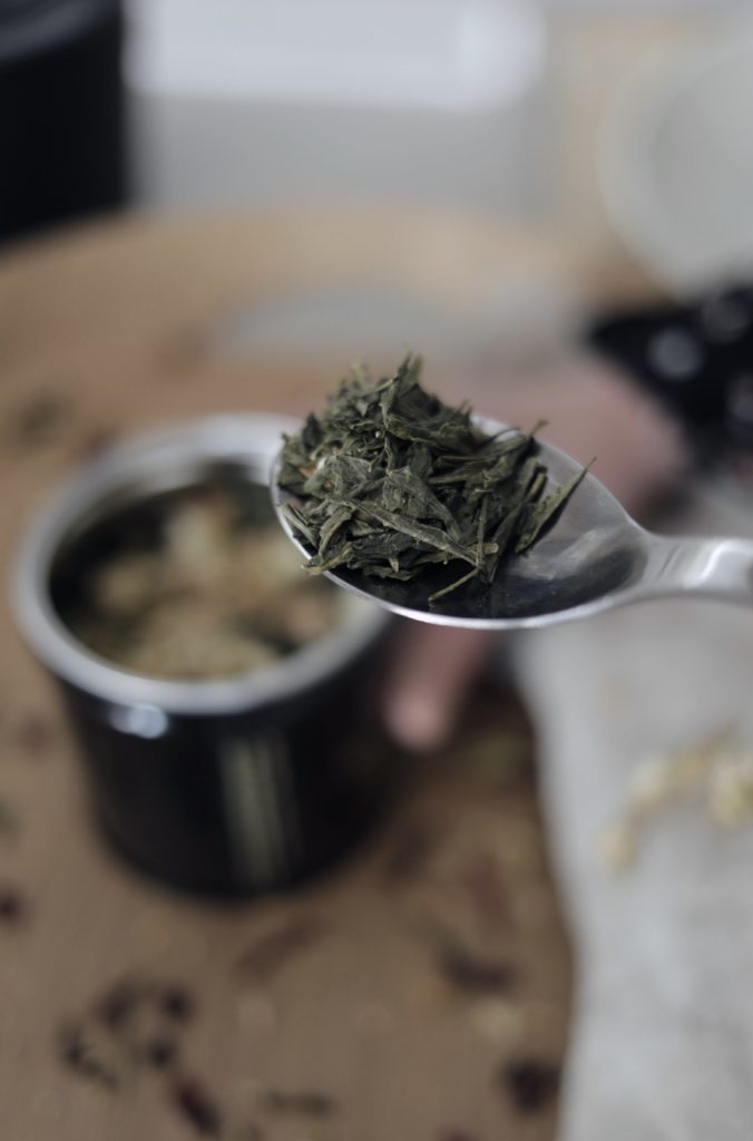 Pour faire son thé maison, utilisez une base de thé vert biologique Sencha de Chine.
