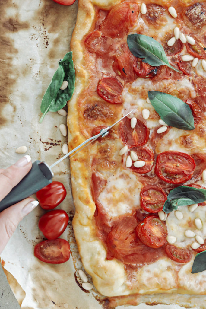 Rajoutez des pignons de pin et un filet d'huile d'olive ou de vinaigre balsamique, vous avez la pizza estivale par excellence ! 