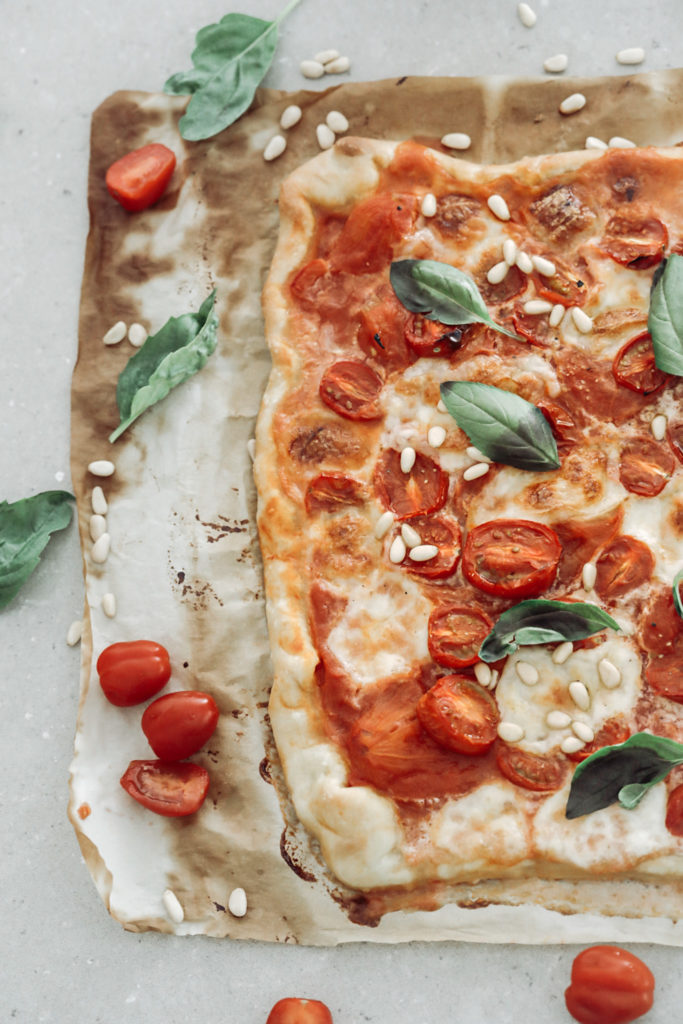 Pizza légère base tomate, tomates cerises, mozzarella et basilic frais