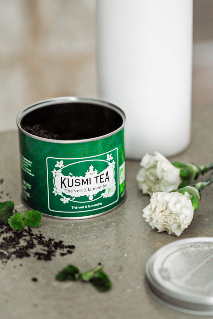 boite de thé vert à la menthe biologique en vrac, feuilles de thé, feuilles de menthe