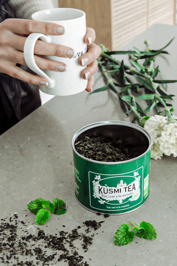 boite de thé vert biologique à la menthe kusmi tea et tasse de thé vert à la menthe, feuilles de menthe fraiches