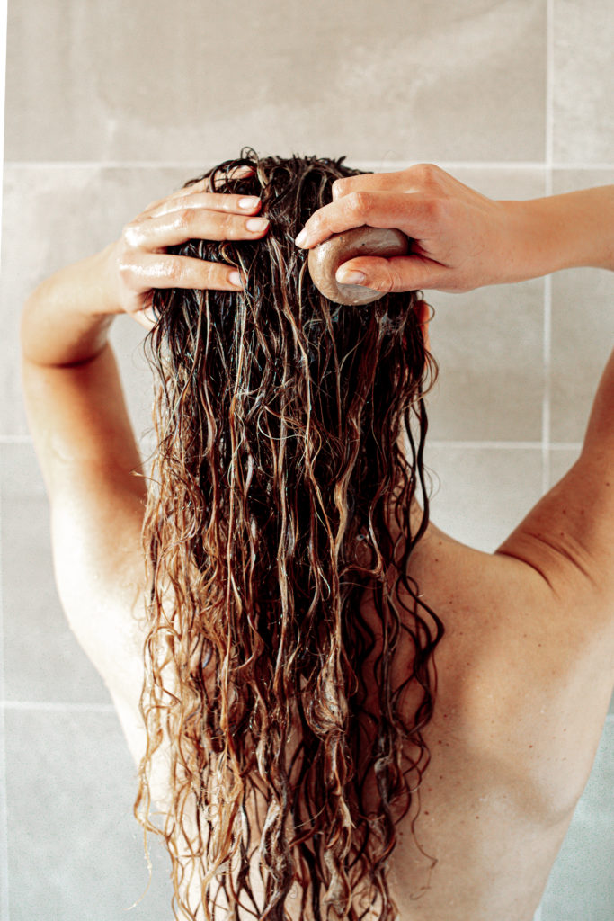 shampoing solide naturel au chanvre fabriqué en france adapté au cheveux frisés et bouclés